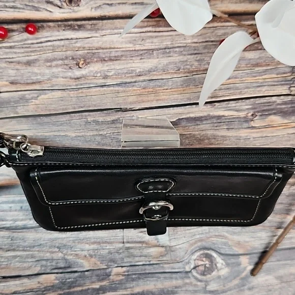 COACH BLACK LEATHER BUCKLE POCKET WRISTLET - Picture 4 of 16